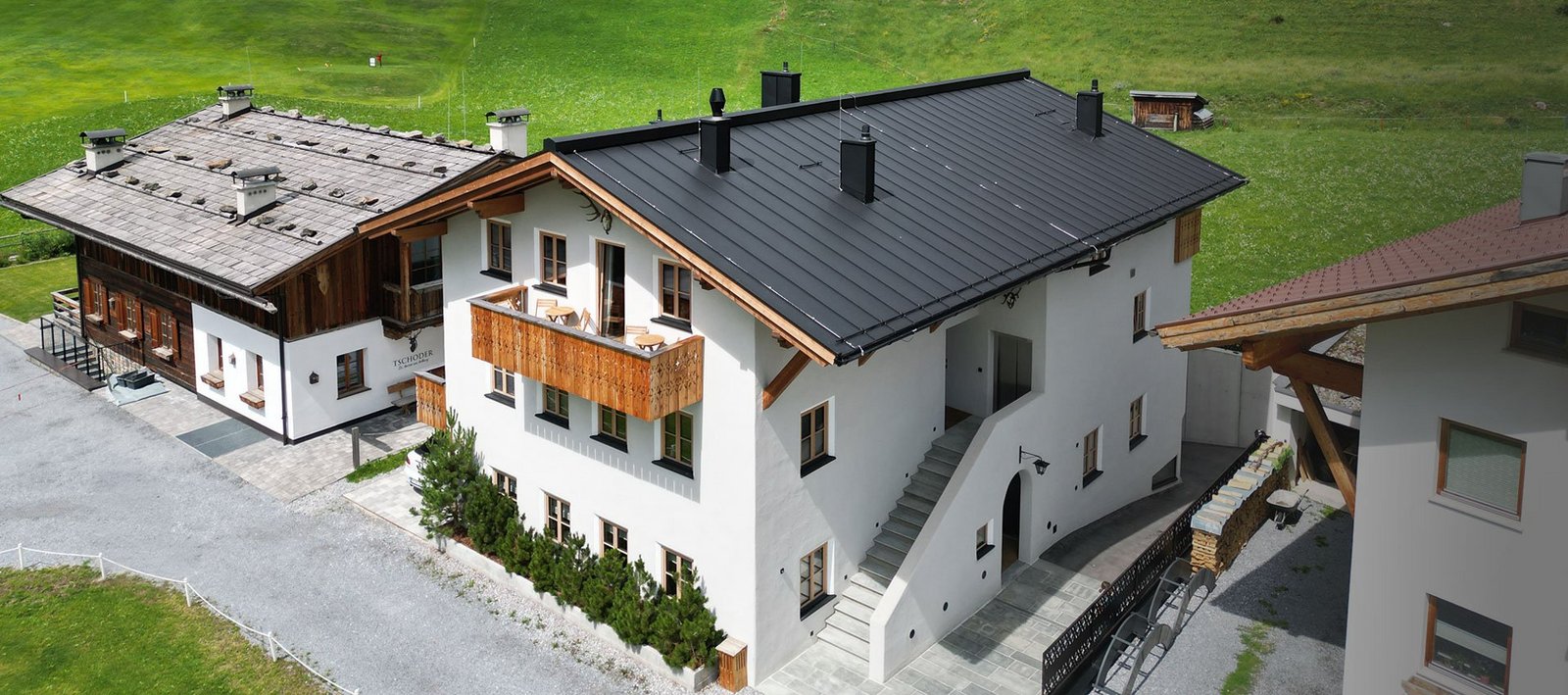 Das Luxus-Chalets Marmotta Neve bietet den perfekten Rahmen für Ihren schönsten Sommerurlaub am Fuße des Arlbergs.